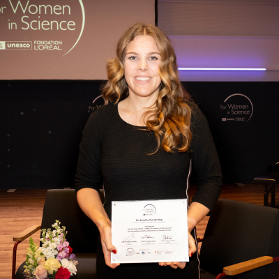 Cover Image annelies-voordendag-receives-lor%C3%A9al-unesco-award